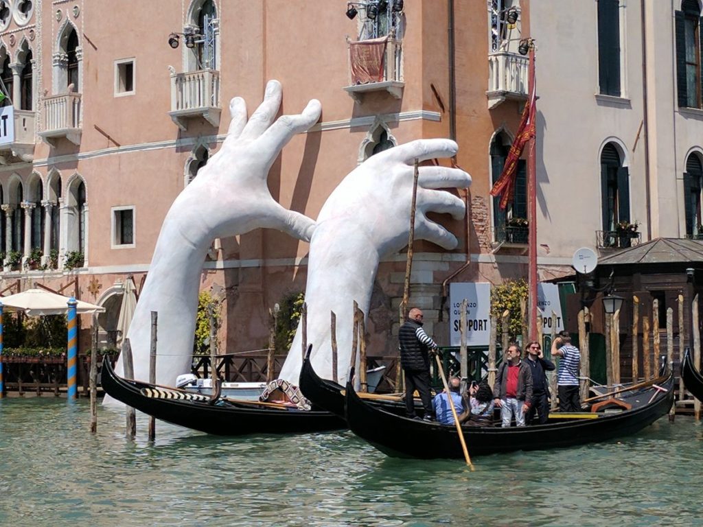 Critiche mani giganti Venezia