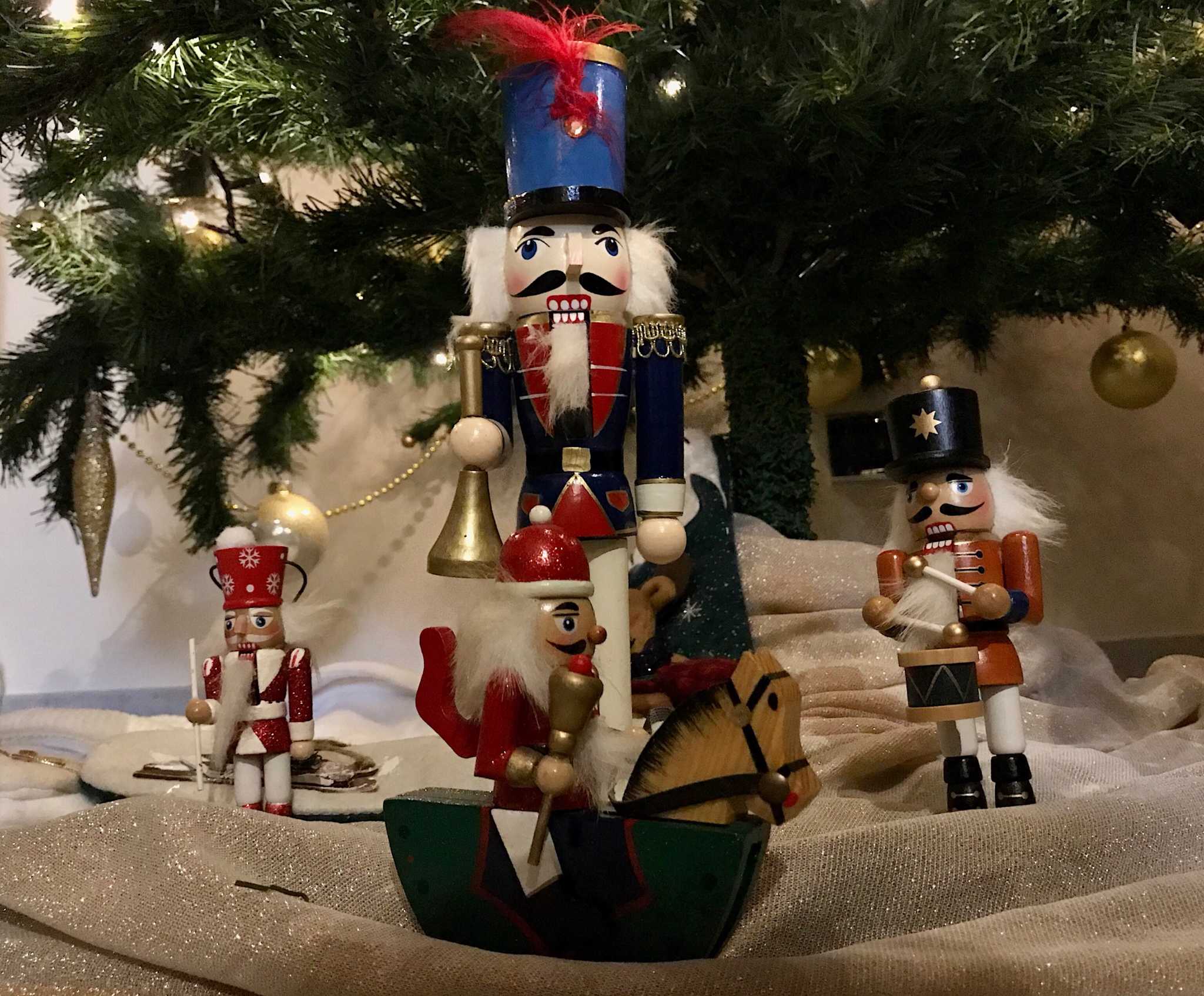schiaccianoci figure per albero di Natale regalo di compleanno decorazione per la casa OurWarm 6 pezzi scintillanti schiaccianoci di Natale feste di Natale 