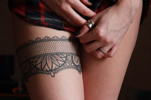 Distinzione massa donne tatuate